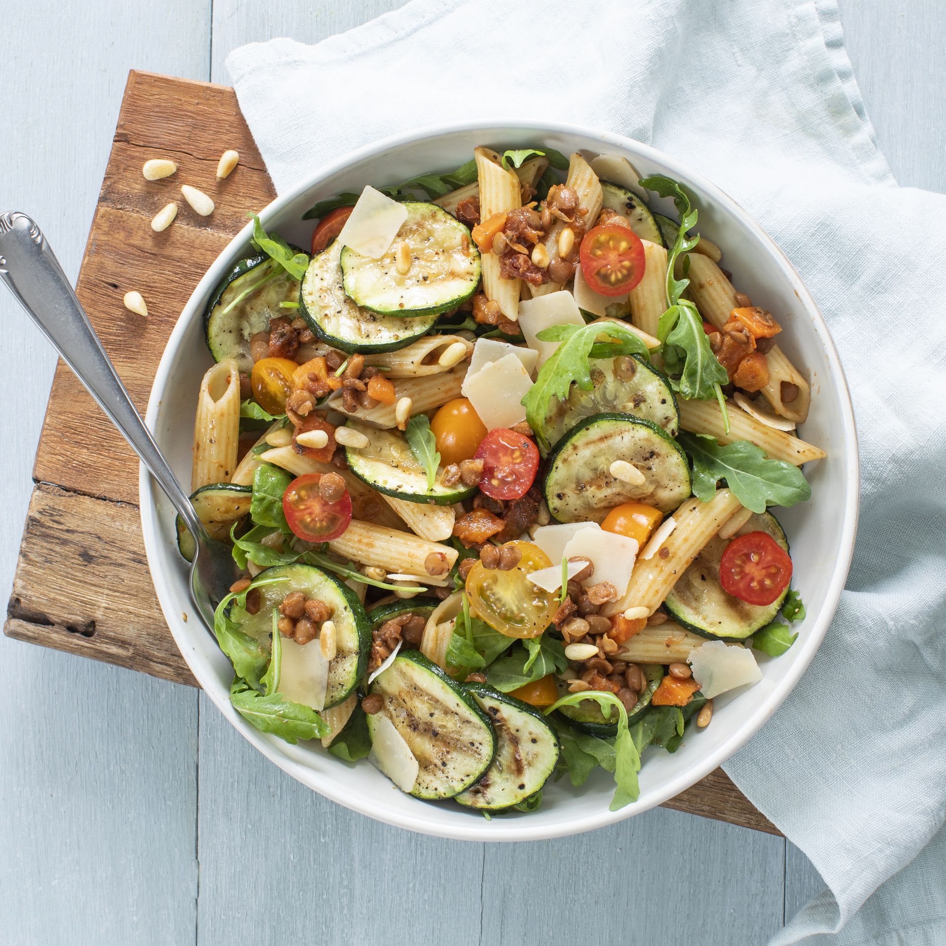 Pastasalade Met Gegrilde Courgette En Parmezaanse Kaas